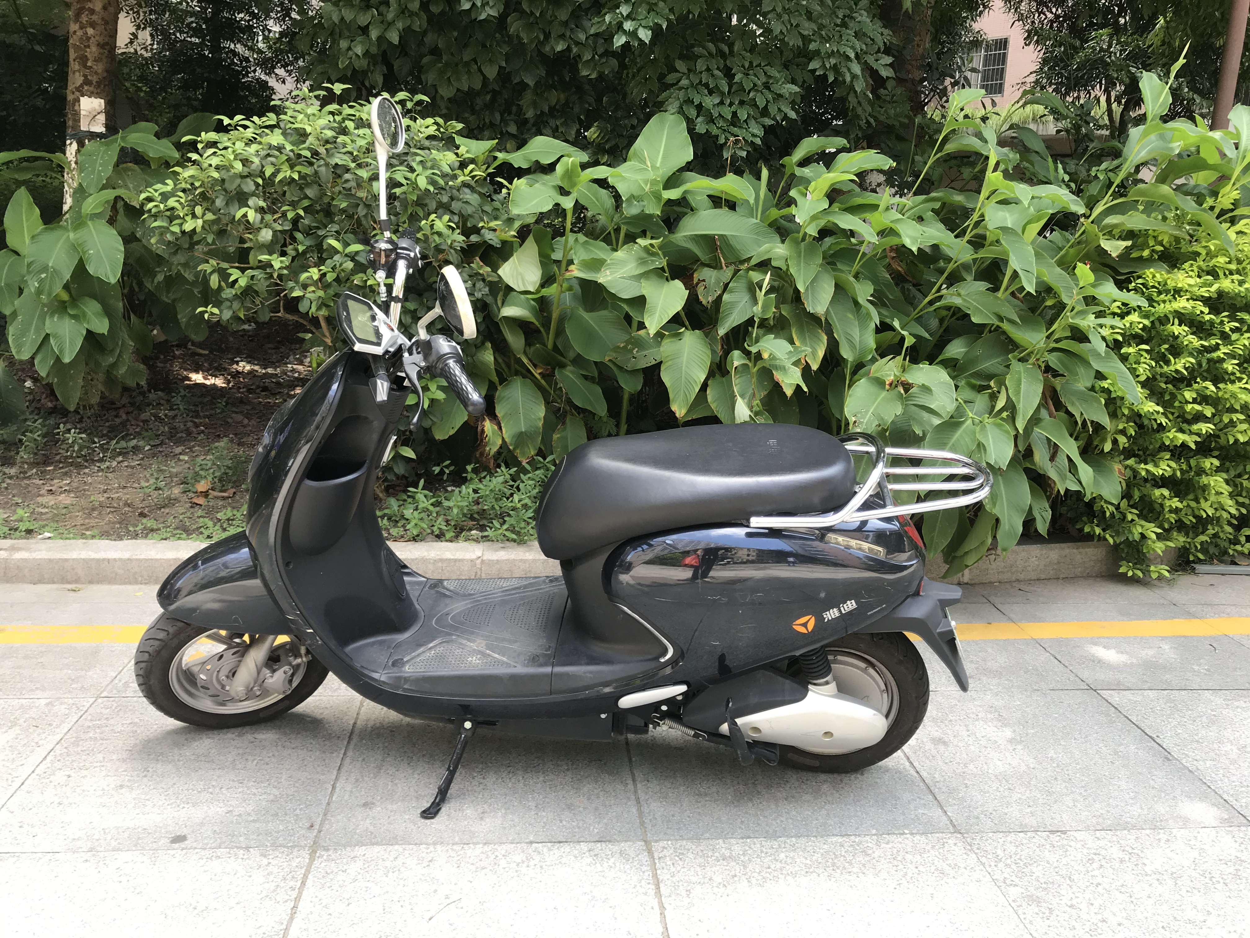 雅迪电动车,原价4000现卖2180,手续齐全,小花