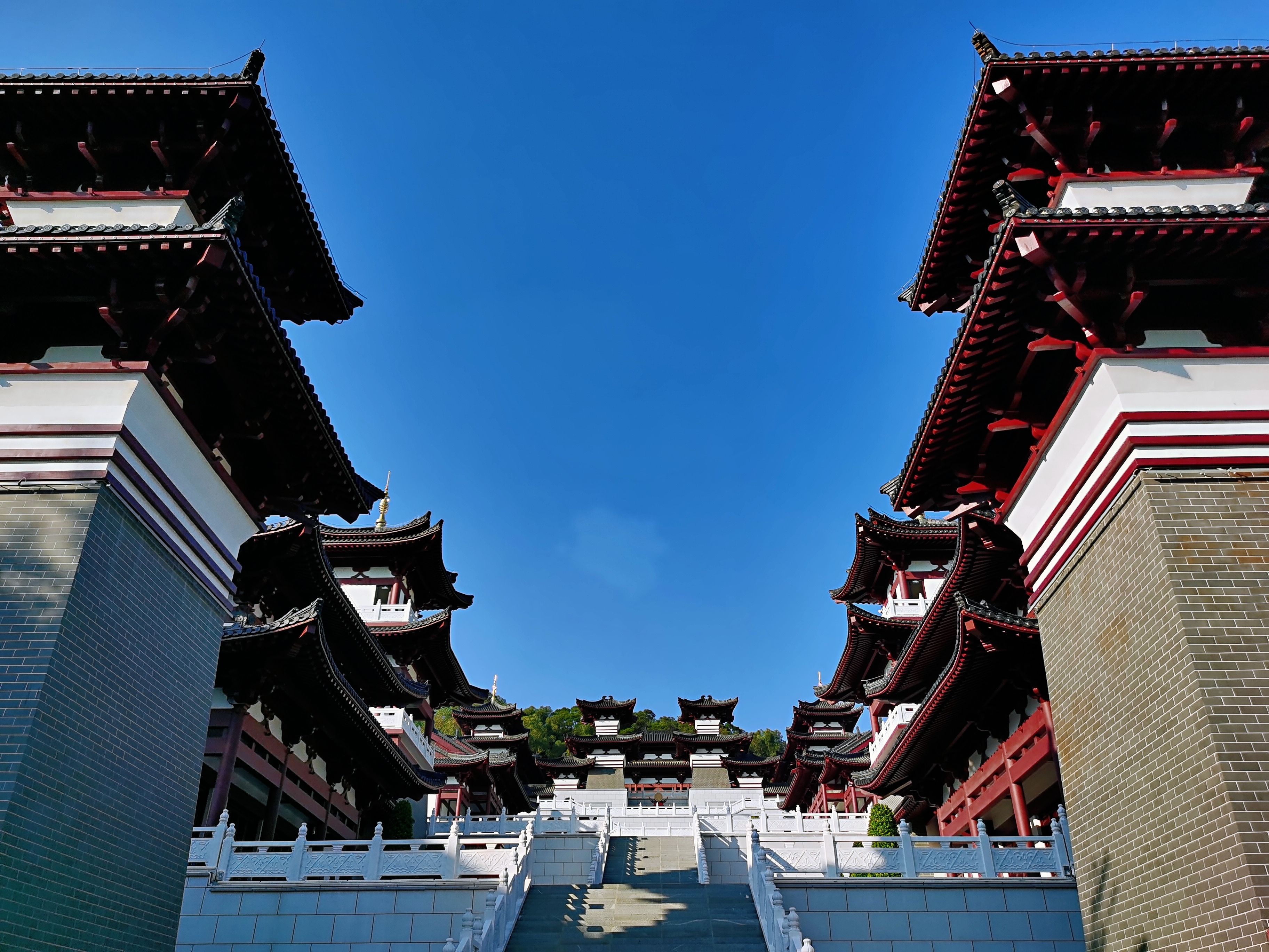 位于广西边陲重镇崇左市的宁明县,当地有个著名景区,集酒店