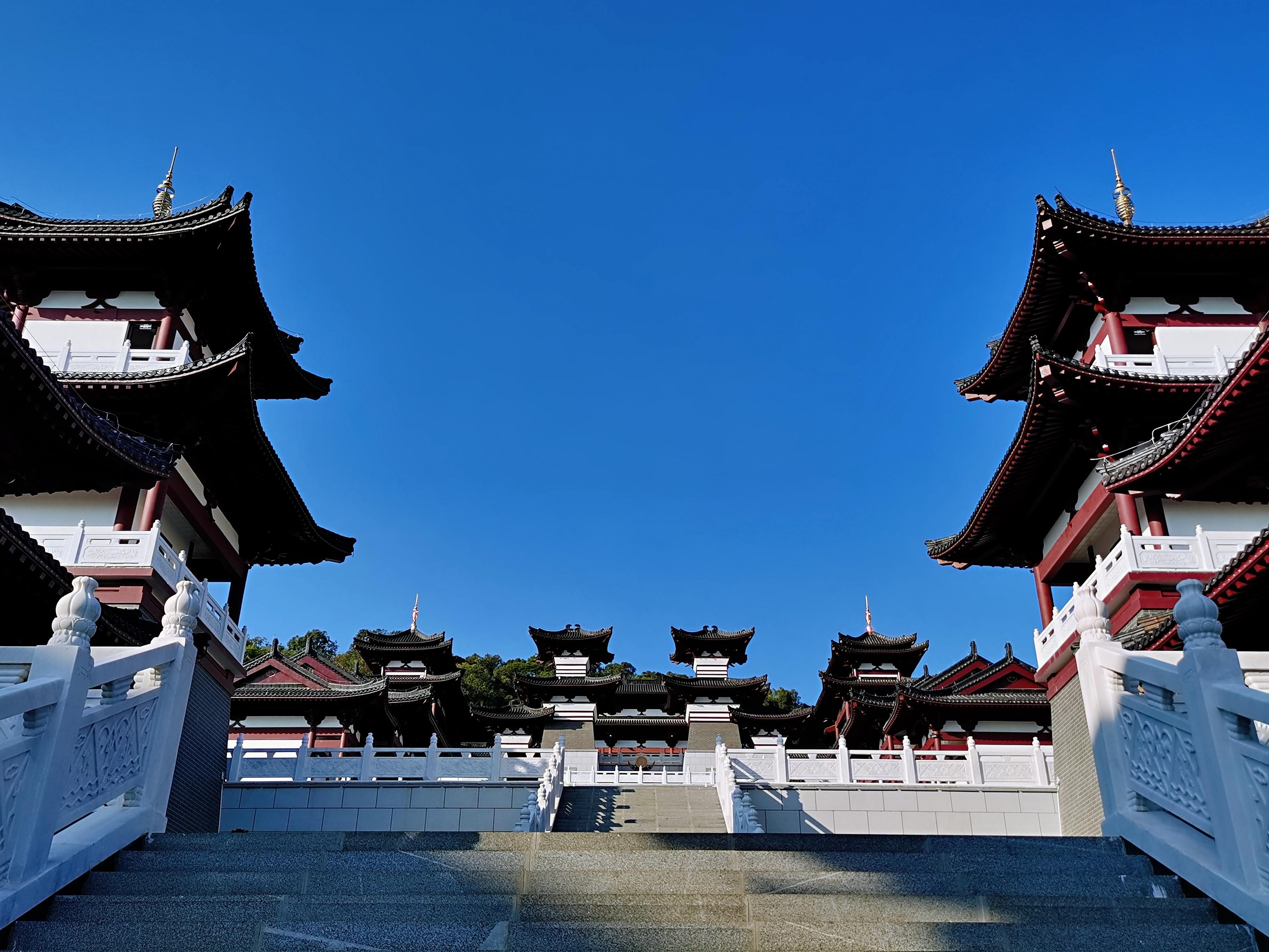 "花山温泉国际酒店",和展现广西古代文化建筑景观的"骆越王宫"于一体