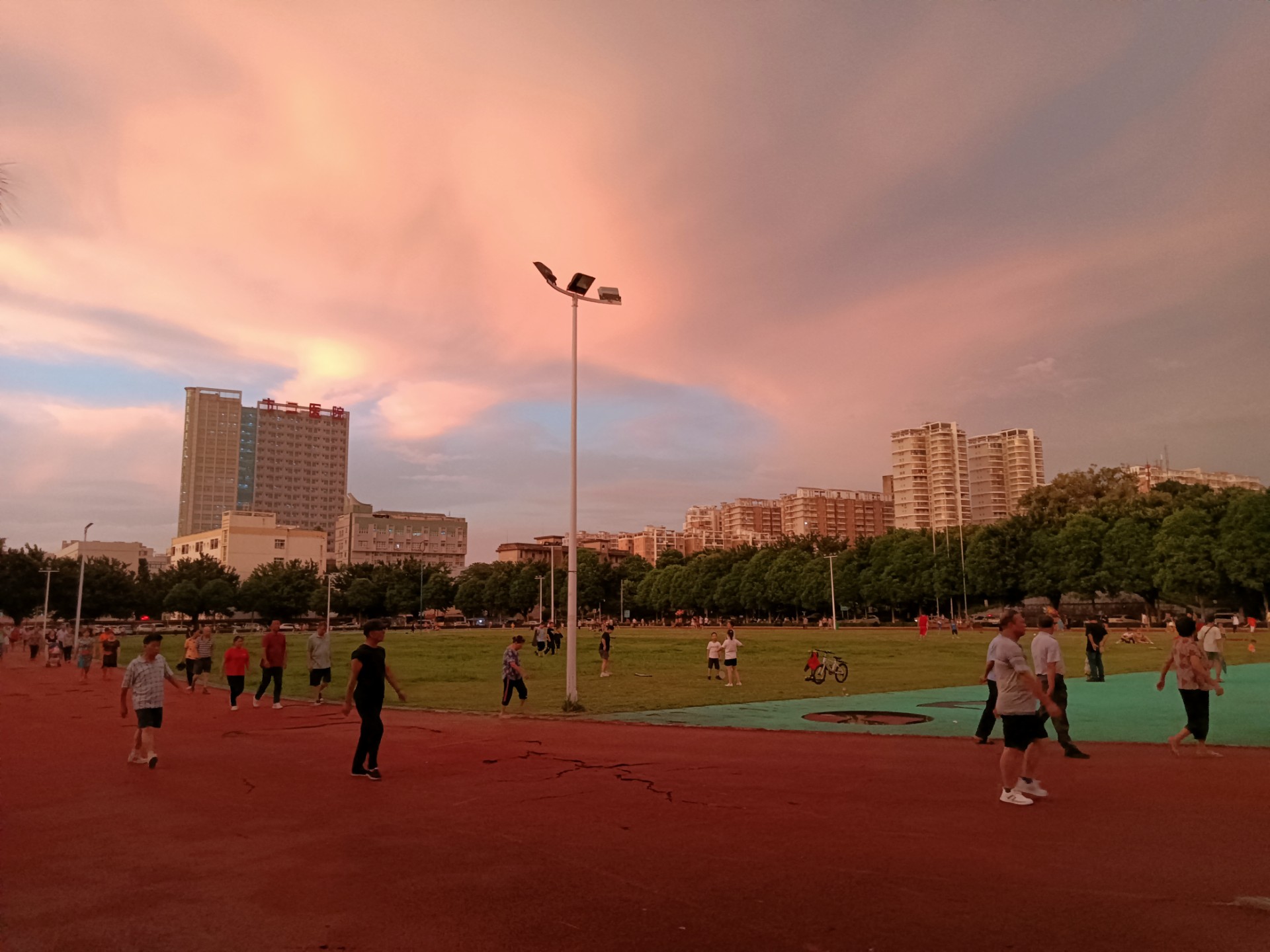 中山公园如此一个好好的足球场却无人踢球