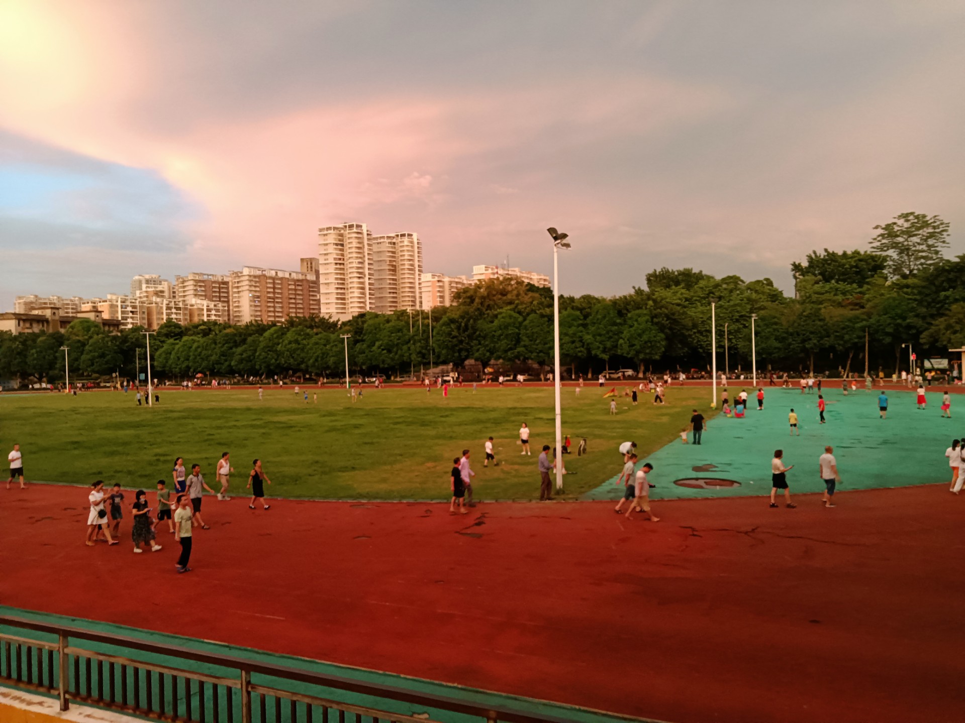 中山公园如此一个好好的足球场却无人踢球