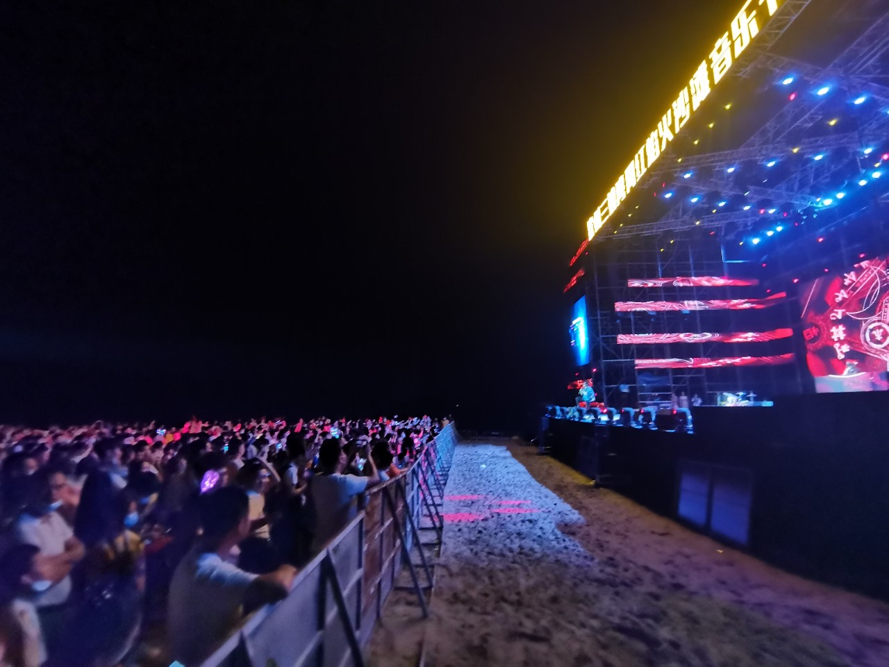 【直播回顾】三娘湾网红沙滩焰火音乐节如期举行,现场人山人海,烟花秀